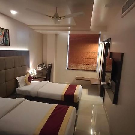 Hotel Ozas Grand Varanasi Bagian luar foto