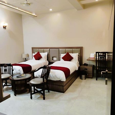 Hotel Ozas Grand Varanasi Bagian luar foto