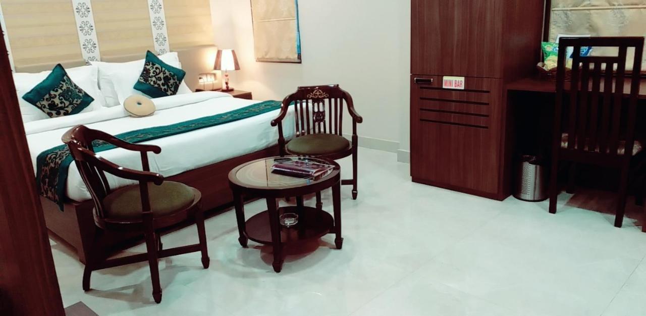 Hotel Ozas Grand Varanasi Bagian luar foto