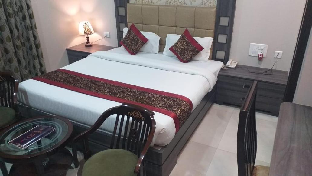 Hotel Ozas Grand Varanasi Bagian luar foto