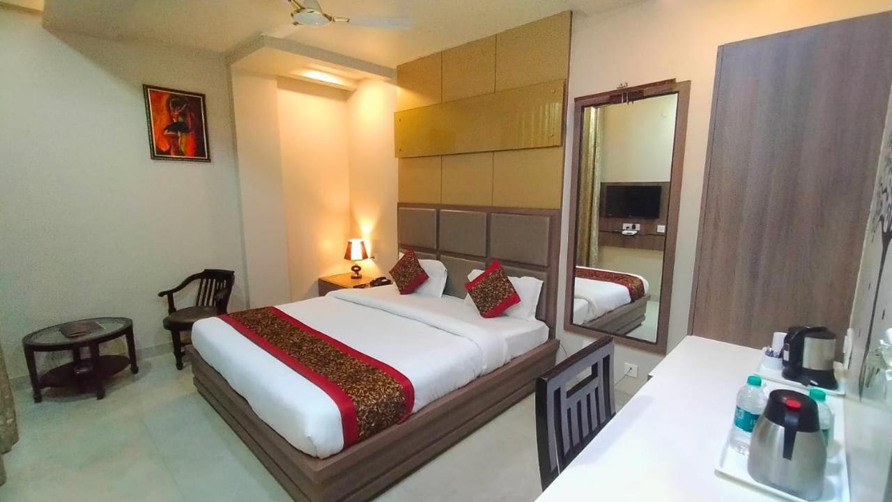 Hotel Ozas Grand Varanasi Bagian luar foto