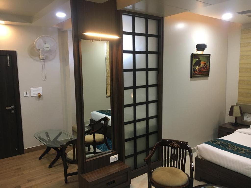 Hotel Ozas Grand Varanasi Bagian luar foto