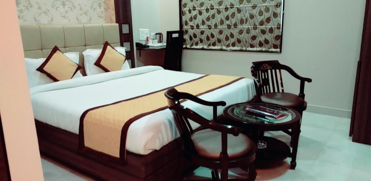 Hotel Ozas Grand Varanasi Bagian luar foto