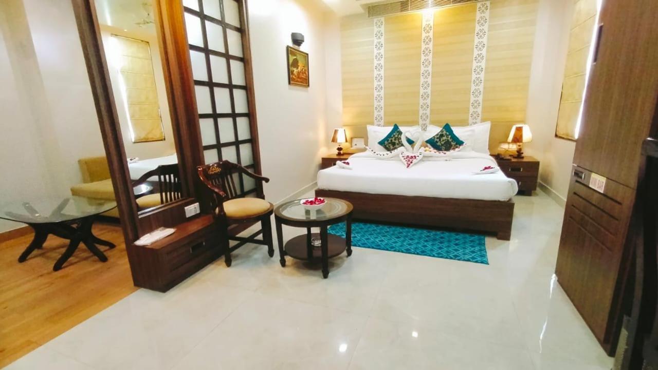 Hotel Ozas Grand Varanasi Bagian luar foto