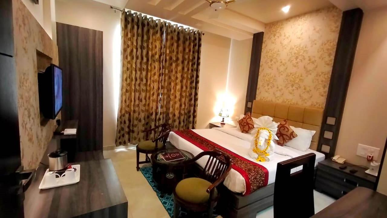 Hotel Ozas Grand Varanasi Bagian luar foto