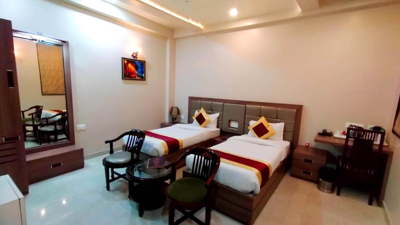 Hotel Ozas Grand Varanasi Bagian luar foto