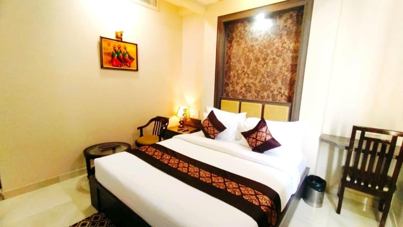 Hotel Ozas Grand Varanasi Bagian luar foto