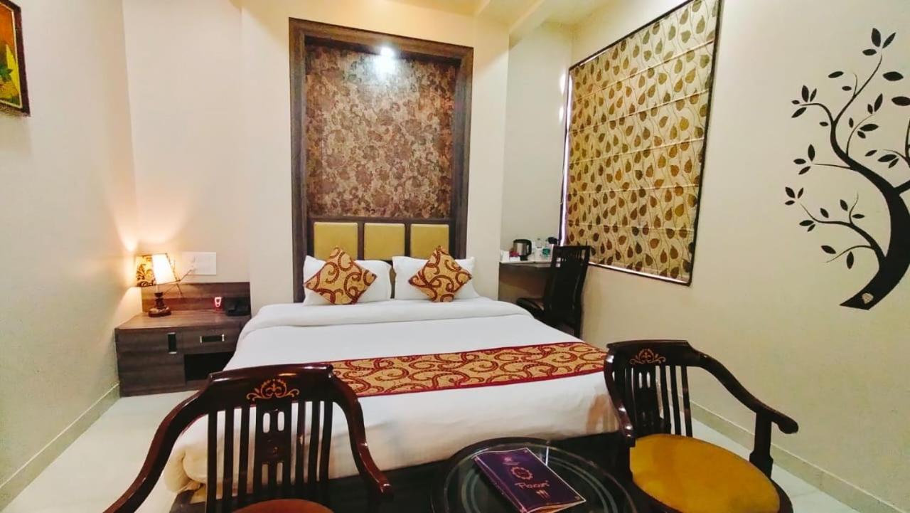 Hotel Ozas Grand Varanasi Bagian luar foto