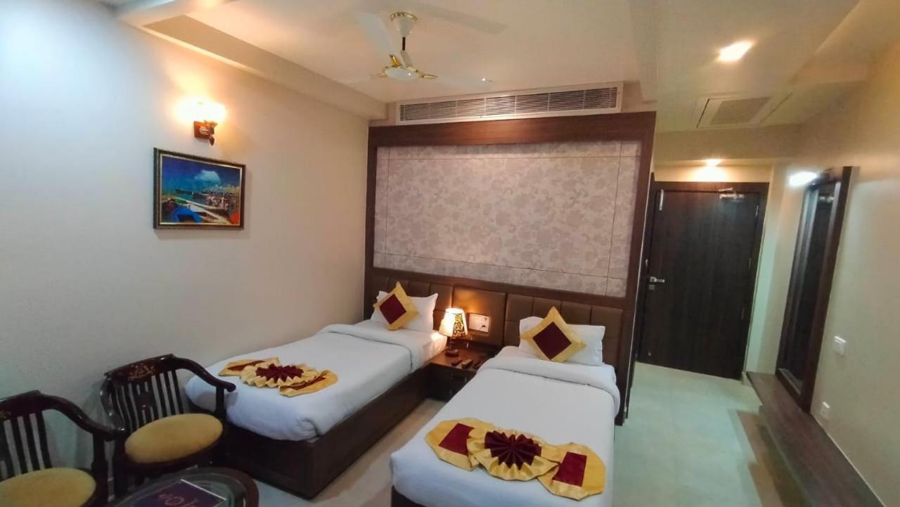 Hotel Ozas Grand Varanasi Bagian luar foto