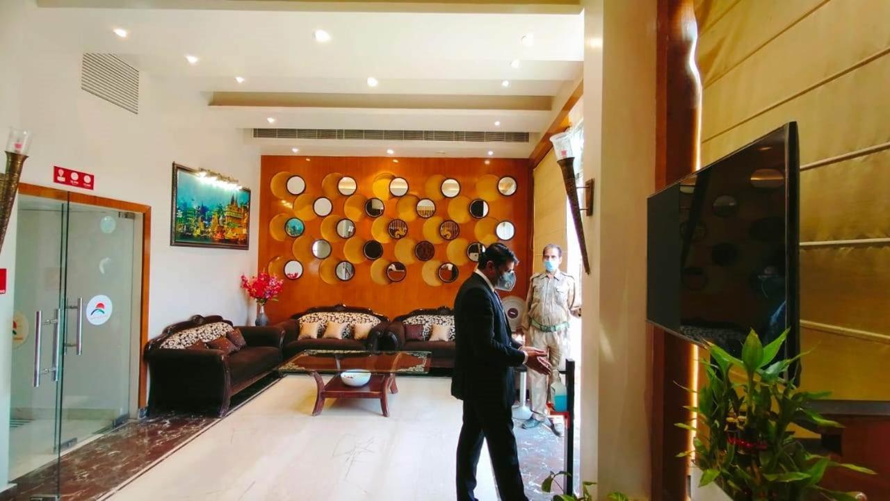 Hotel Ozas Grand Varanasi Bagian luar foto