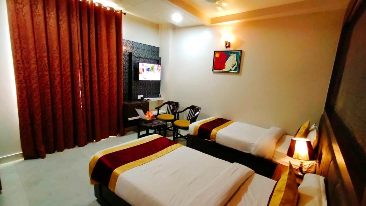 Hotel Ozas Grand Varanasi Bagian luar foto
