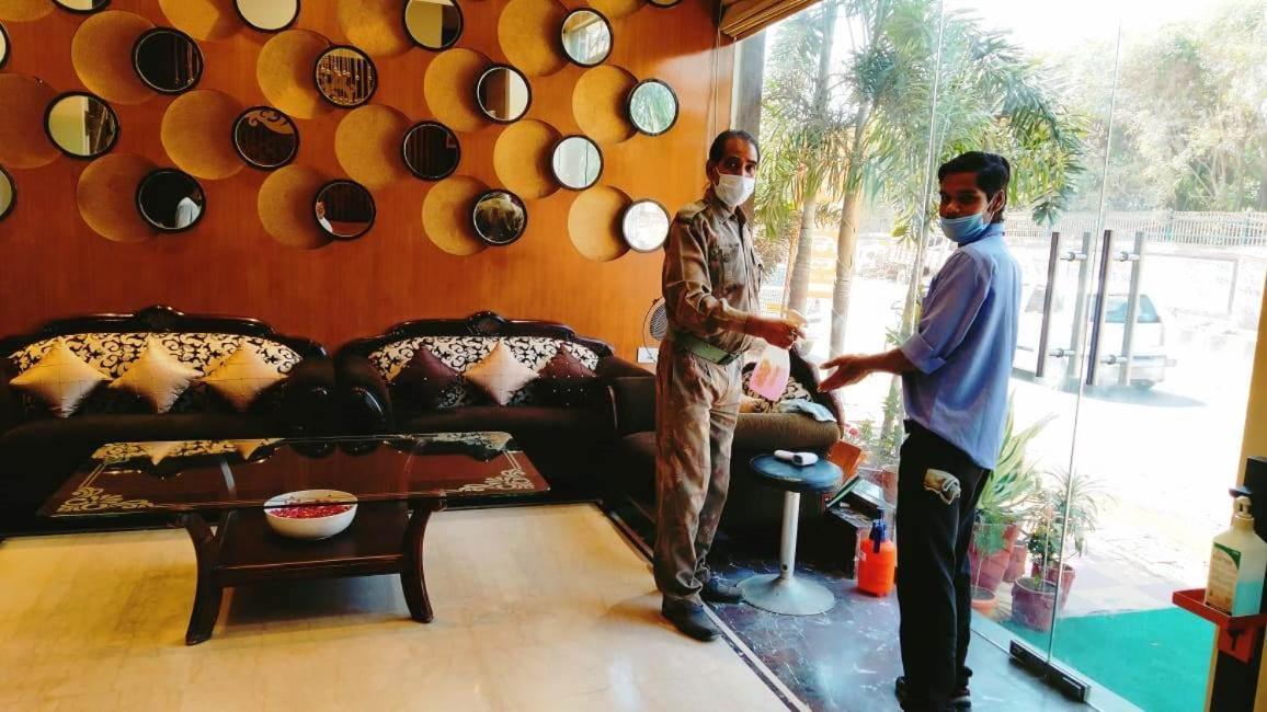 Hotel Ozas Grand Varanasi Bagian luar foto