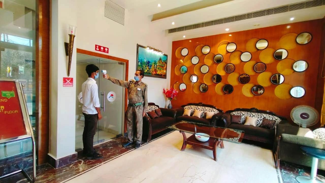 Hotel Ozas Grand Varanasi Bagian luar foto
