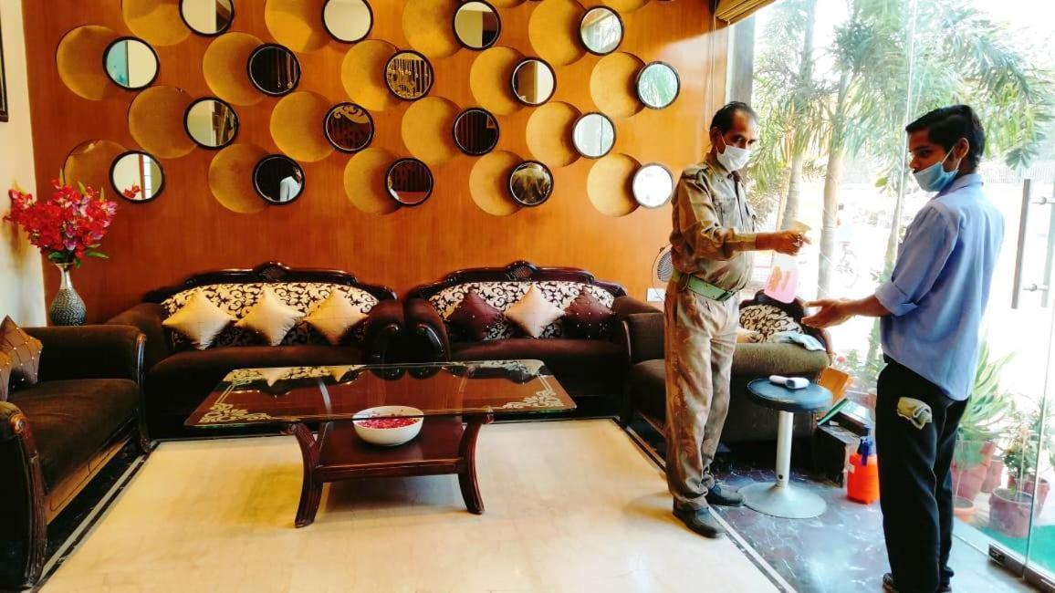 Hotel Ozas Grand Varanasi Bagian luar foto