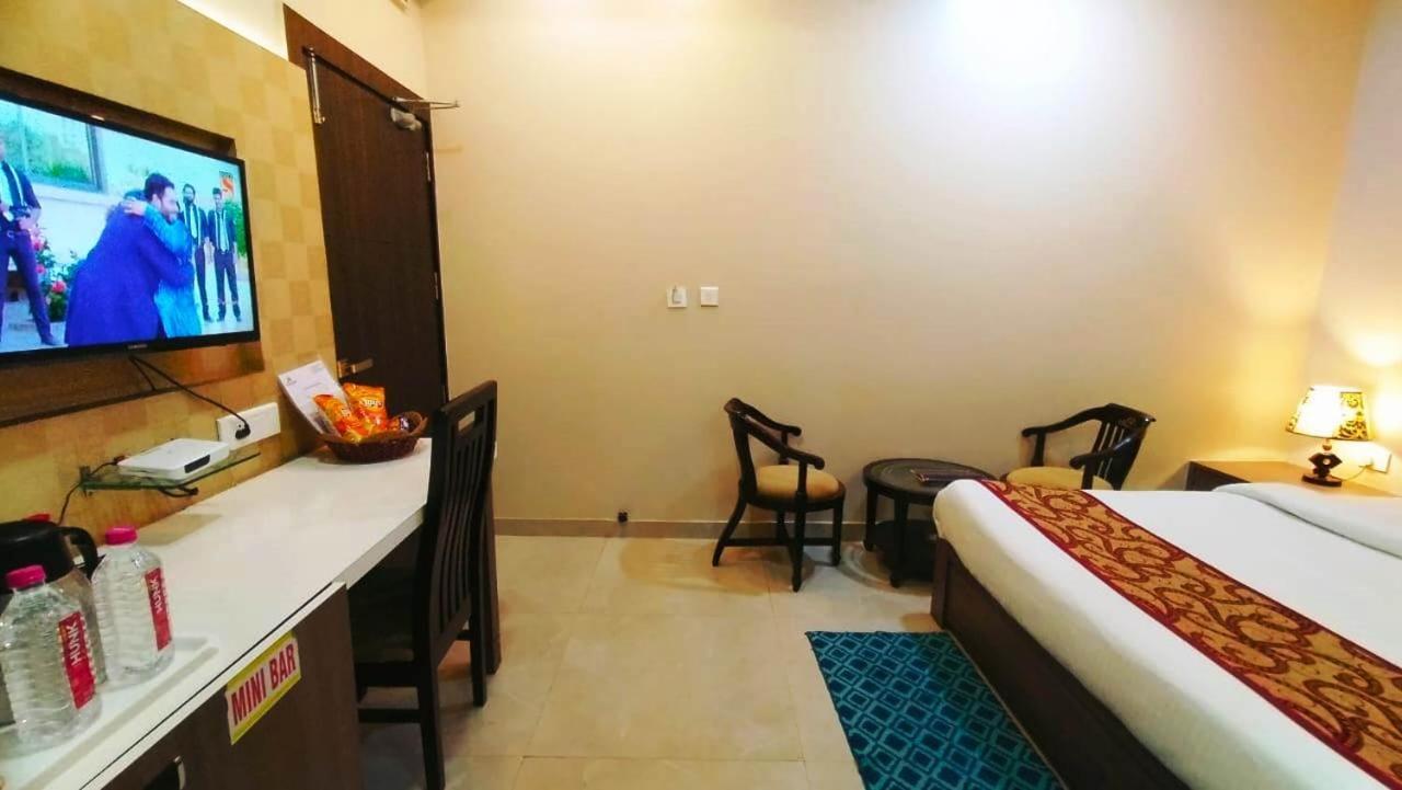 Hotel Ozas Grand Varanasi Bagian luar foto