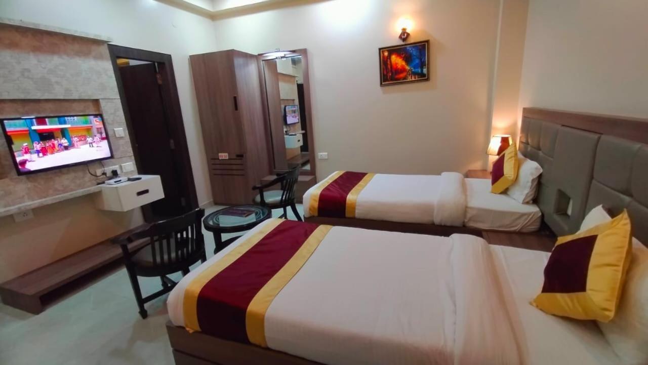 Hotel Ozas Grand Varanasi Bagian luar foto