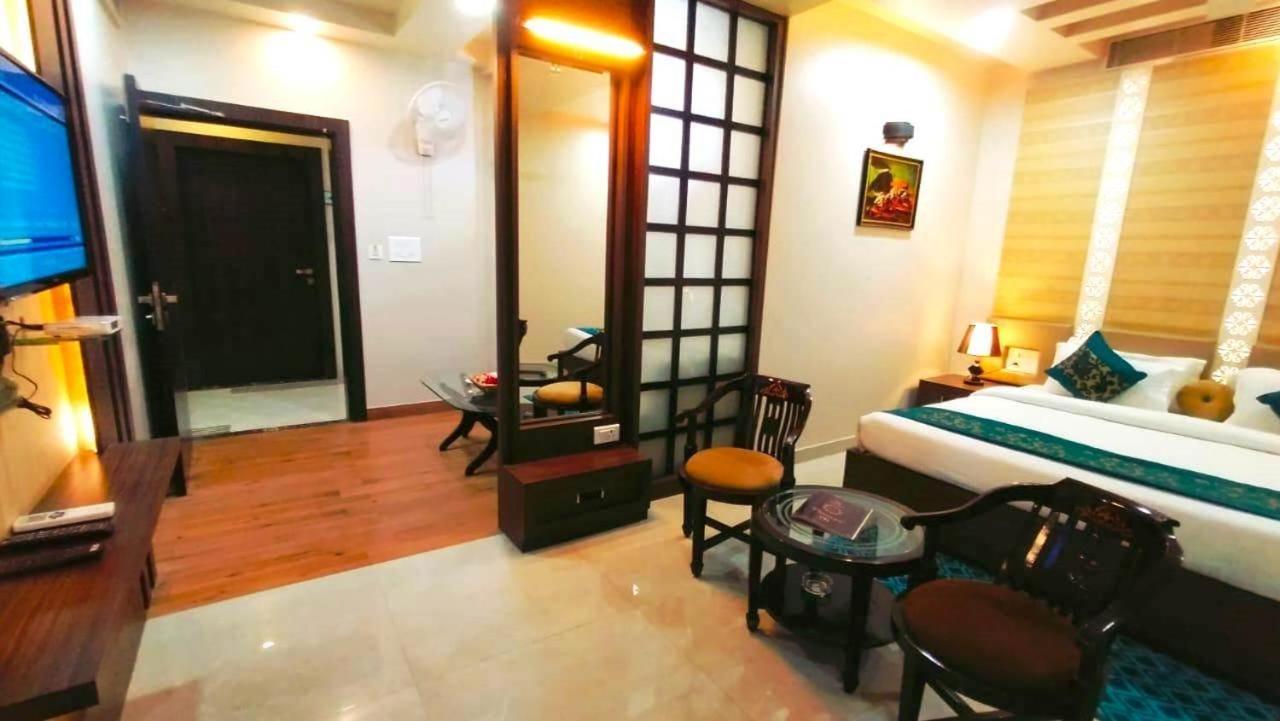 Hotel Ozas Grand Varanasi Bagian luar foto