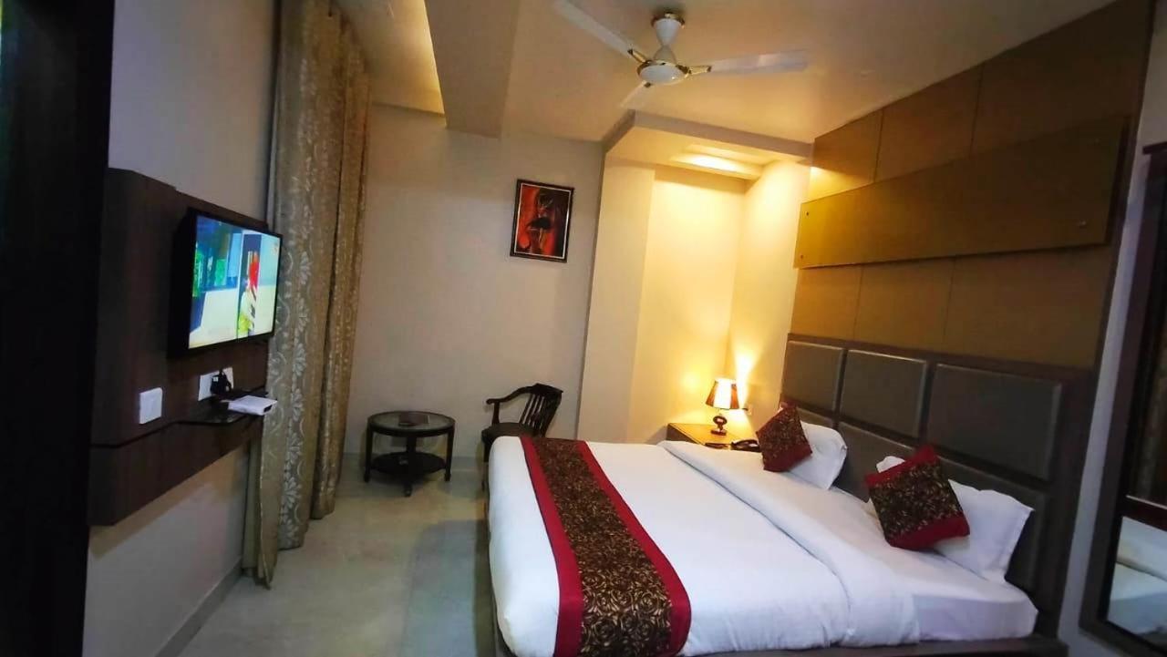 Hotel Ozas Grand Varanasi Bagian luar foto