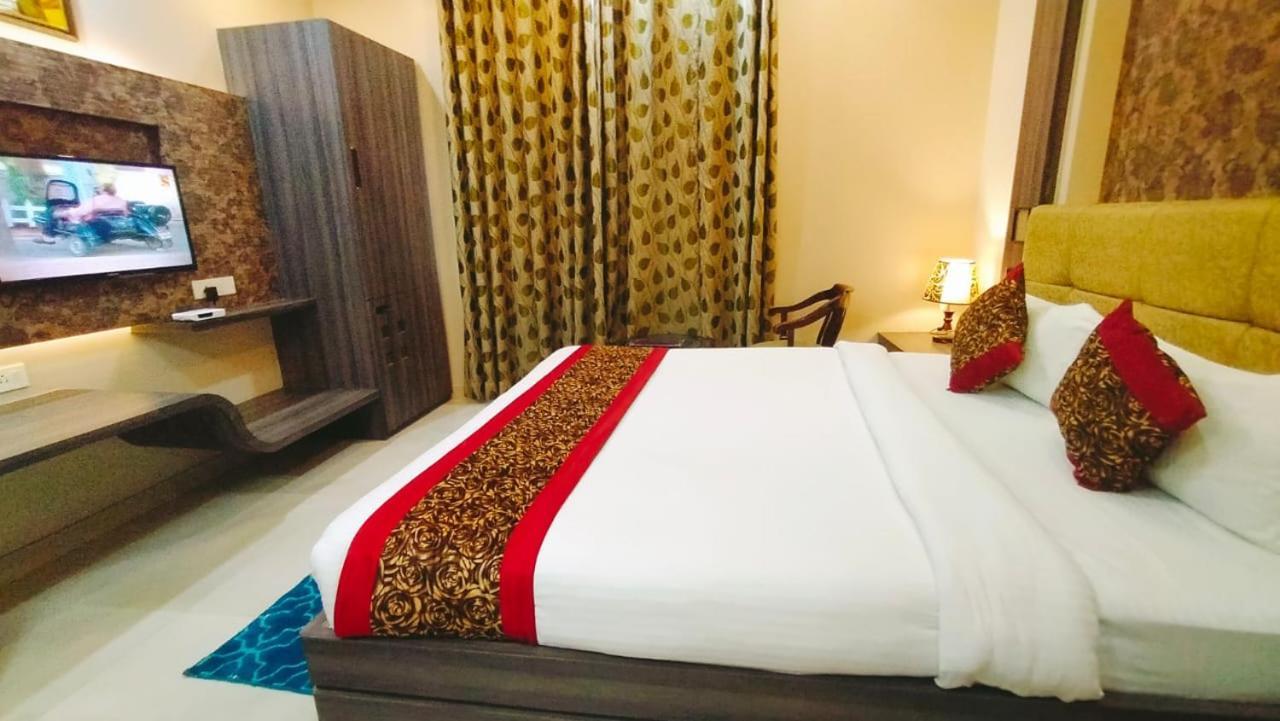 Hotel Ozas Grand Varanasi Bagian luar foto
