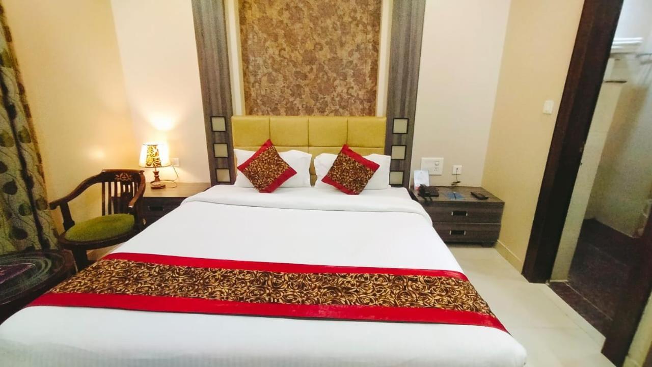 Hotel Ozas Grand Varanasi Bagian luar foto
