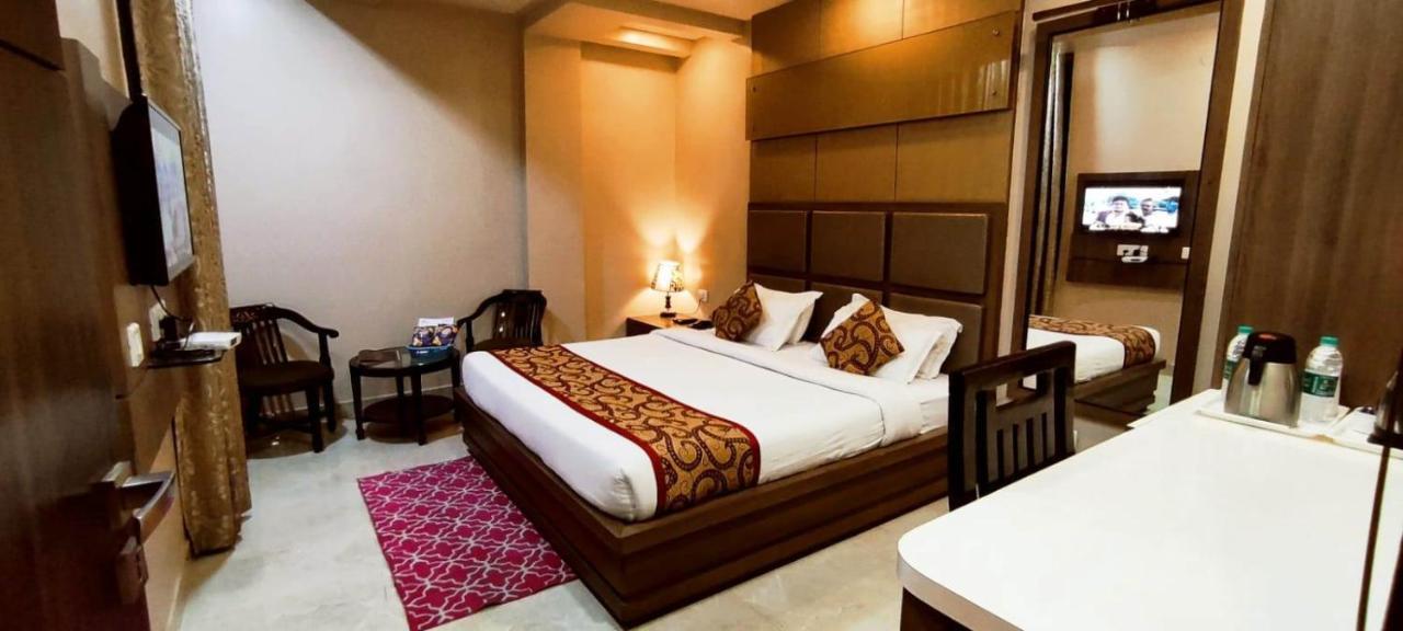 Hotel Ozas Grand Varanasi Bagian luar foto