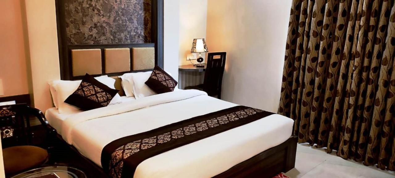 Hotel Ozas Grand Varanasi Bagian luar foto