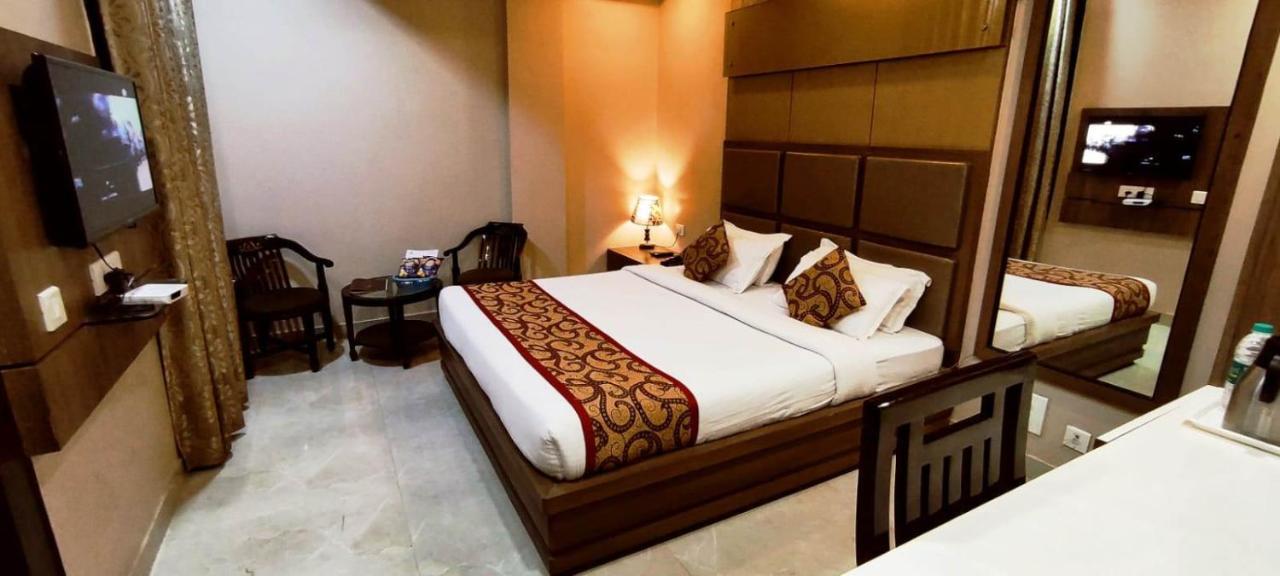 Hotel Ozas Grand Varanasi Bagian luar foto