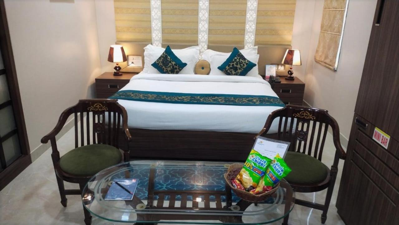 Hotel Ozas Grand Varanasi Bagian luar foto