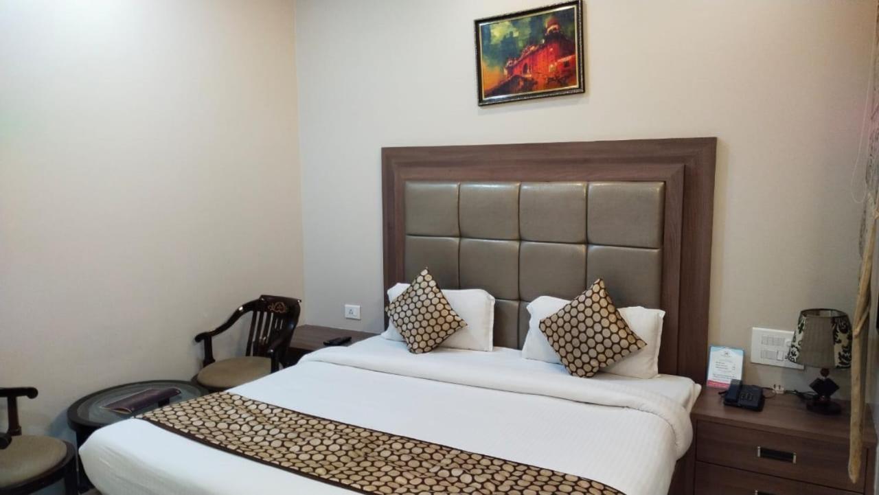 Hotel Ozas Grand Varanasi Bagian luar foto