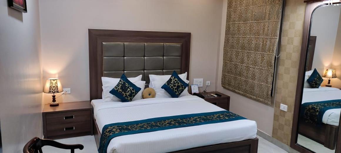 Hotel Ozas Grand Varanasi Bagian luar foto