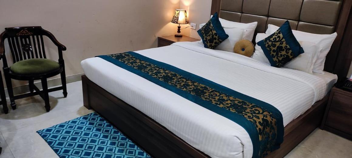 Hotel Ozas Grand Varanasi Bagian luar foto