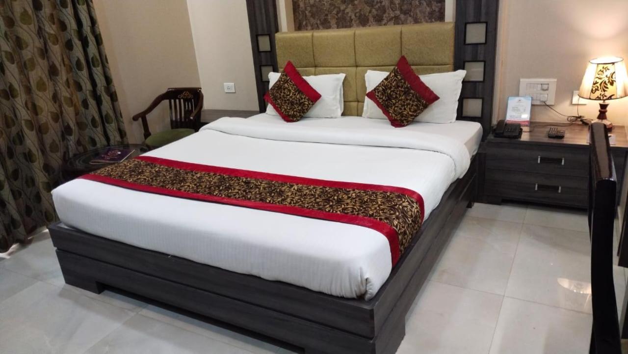 Hotel Ozas Grand Varanasi Bagian luar foto