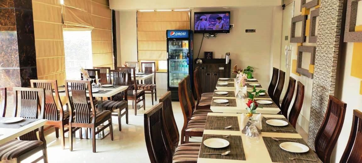 Hotel Ozas Grand Varanasi Bagian luar foto