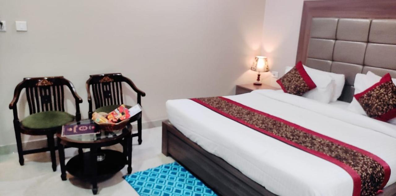 Hotel Ozas Grand Varanasi Bagian luar foto