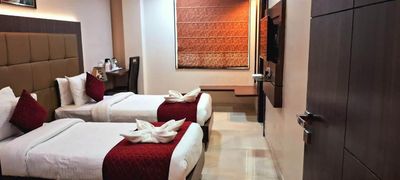 Hotel Ozas Grand Varanasi Bagian luar foto