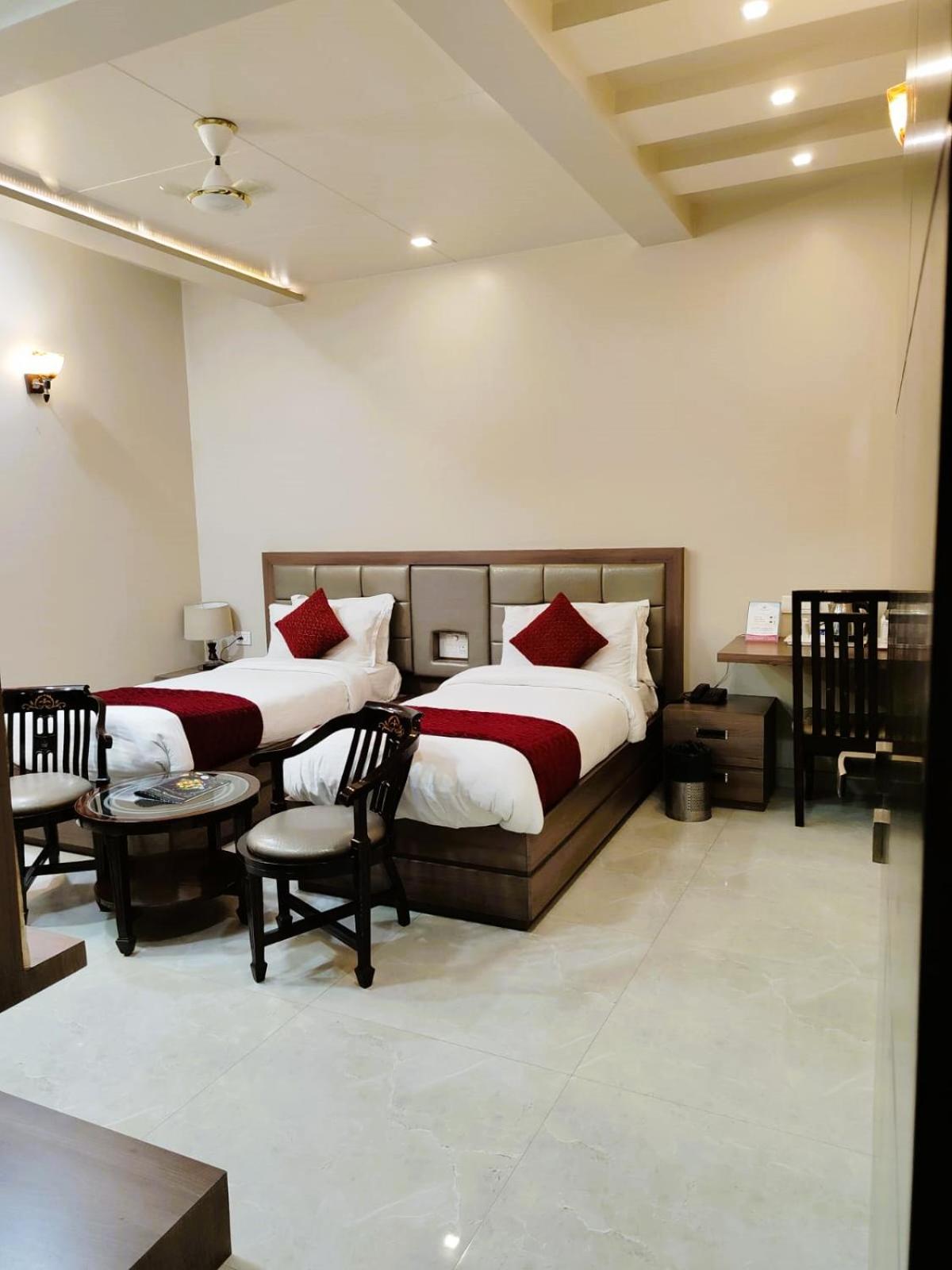 Hotel Ozas Grand Varanasi Bagian luar foto
