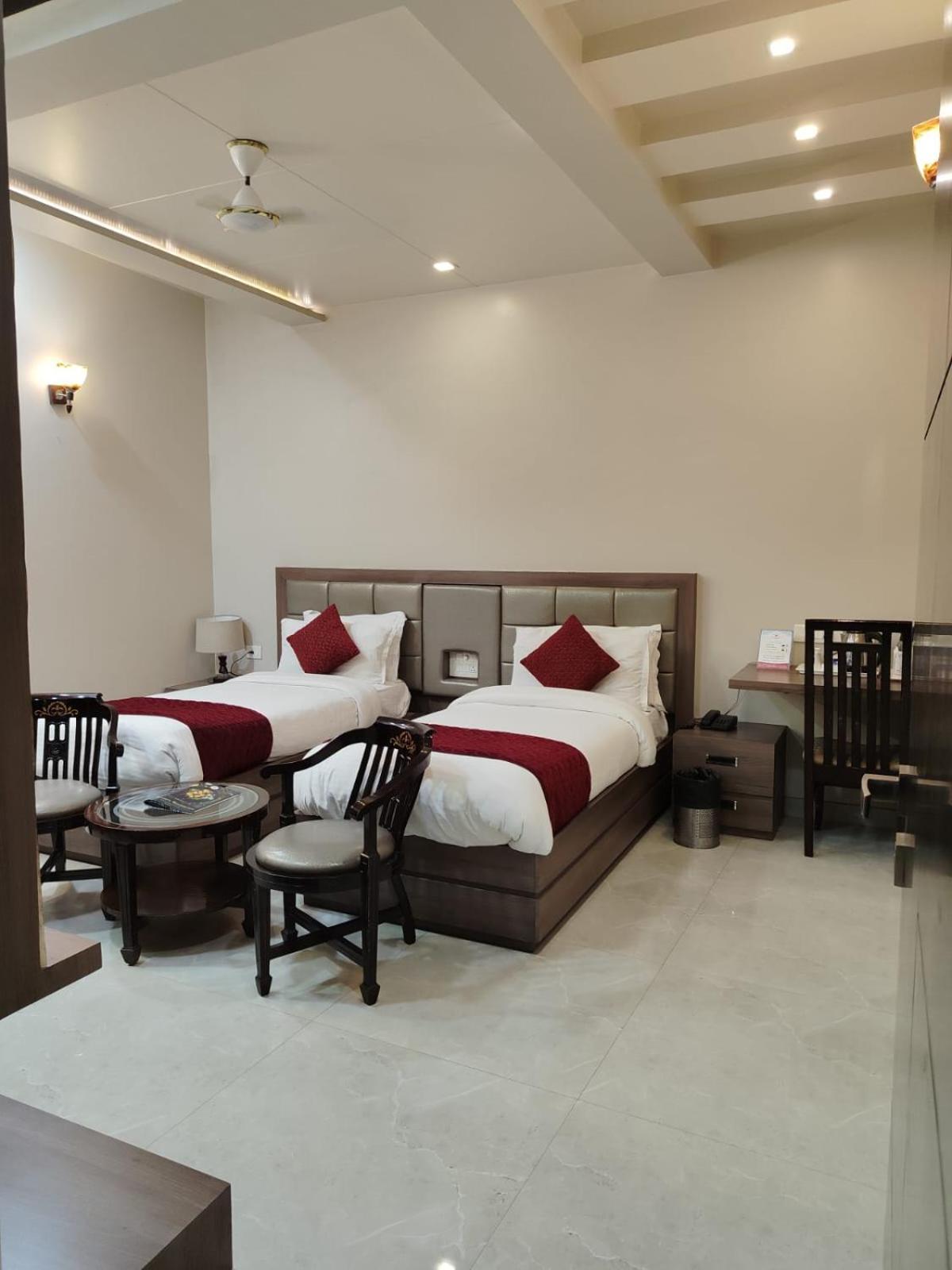 Hotel Ozas Grand Varanasi Bagian luar foto