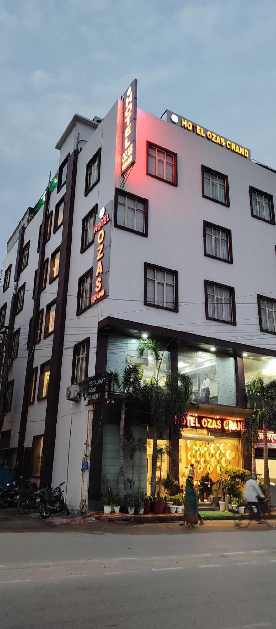 Hotel Ozas Grand Varanasi Bagian luar foto