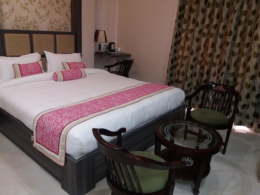Hotel Ozas Grand Varanasi Bagian luar foto