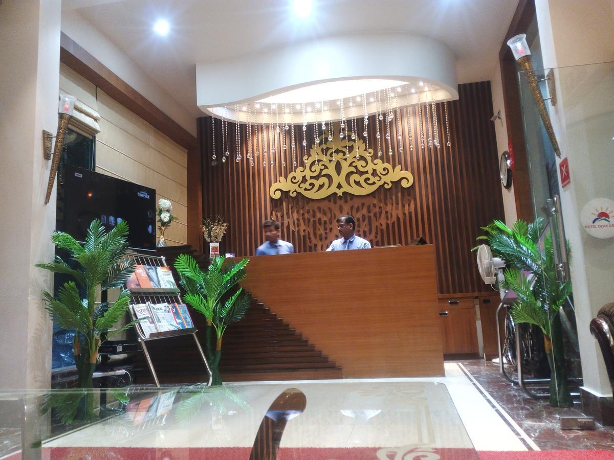 Hotel Ozas Grand Varanasi Bagian luar foto