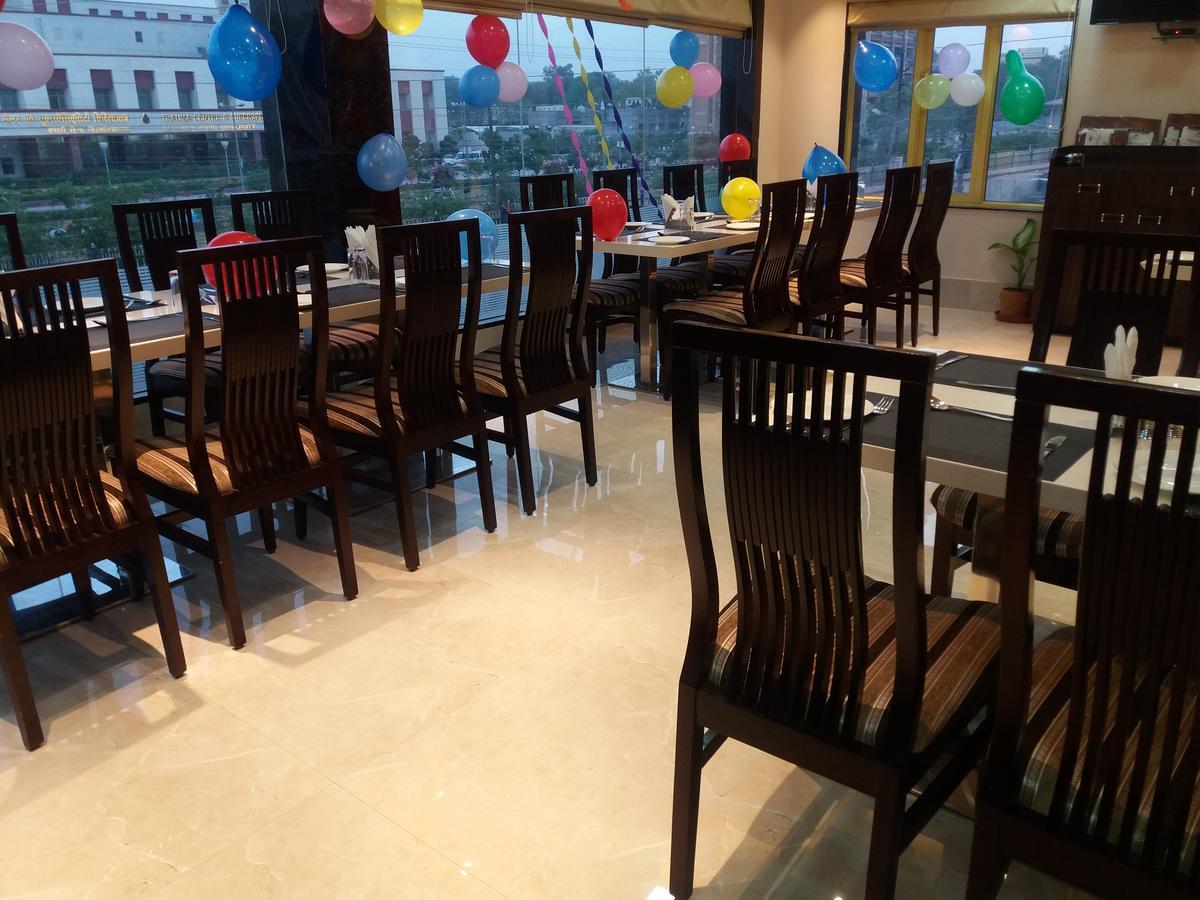 Hotel Ozas Grand Varanasi Bagian luar foto